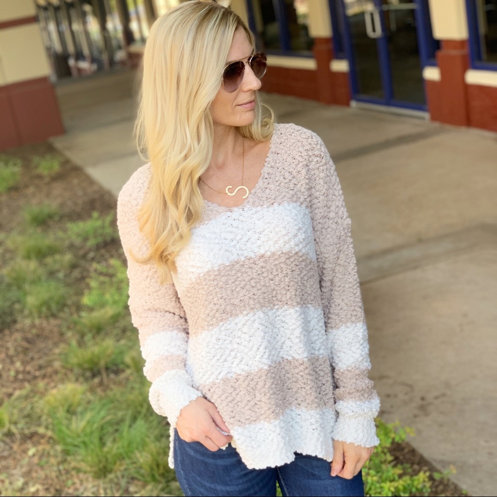 ✨LAST ONE✨Taupe and Ivory popcorn sweater v neck - Picture 5 of 5
